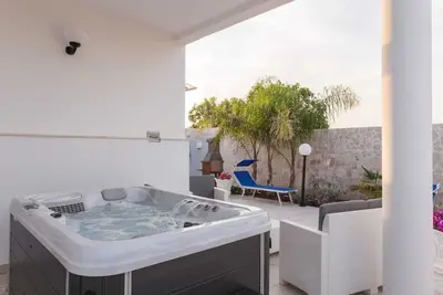 Image de Maison de vacances 'Luna Rossa Salento - Casa Blu' près de la mer avec bain à remous