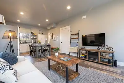 Image de Centrally located, well appointed home away from home!