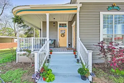 Image de Renovated 'Carnegie Cottage' - Walk to Dtwn!