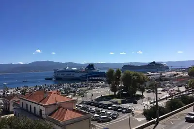 Image de Appartement pour 5 très lumineux et gai, ascenceur, 8 mn Mer en bus au pied imm.