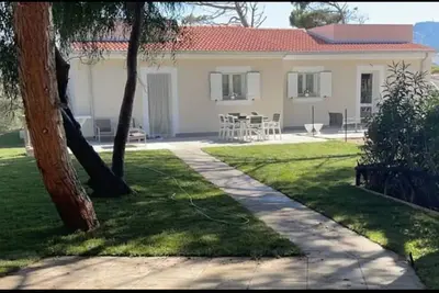 Mac House - uni/bifam, in pine forest 300mt from the sea