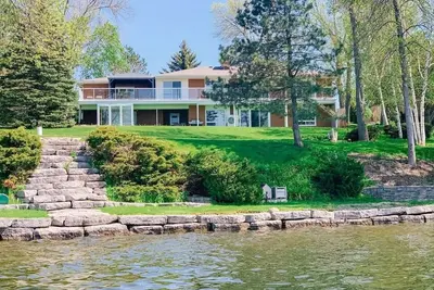 Image de Waterfront Lakehouse in the County (Dock & Hot-tub! )