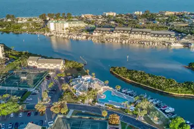 Image de Fantastic Location! Close to Beaches and Shopping!