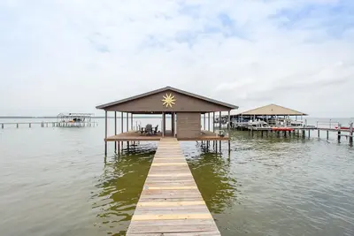 Image de 2 Free Kayaks! Gorgeous Home with Great Lakefront Outdoor Space
