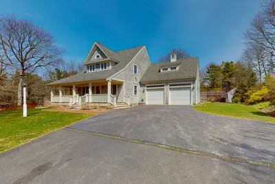 Image de Idyllic home on half-acre with amazing location, 3 living areas, central Ac, W/D