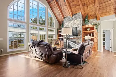 Image de Lakefront retreat with hot tub, water view, game room, home theater & dock