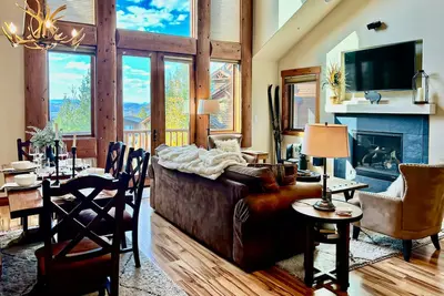 Image de Mountain-view 2br plus loft flex space - near golf & skiing