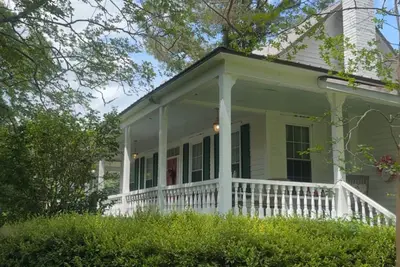 Image de •\t“Authentic 1890s Farmhouse for Antique Lovers & History Buffs”