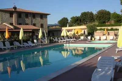 Image de Complexe de vacances avec piscine, bassin pour enfants, restaurant. proche village