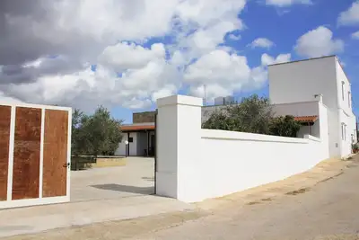 Complete relaxation away from the chaos immersed in the Salento countryside