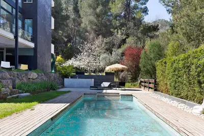 Image de Spectacular house submerged in nature near Barcelona