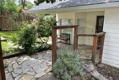 Image de Beautiful, open, light filled home close to University of Oregon Campus.