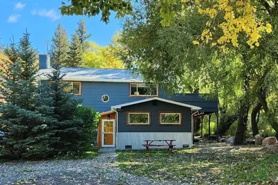 Image de New! Guest Ranch Bozeman Mt Creekside Bungalow Lodge w/hot tub in Bridger Canyon