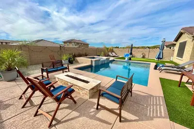 Image de Relax poolside and stargaze in heated pool and hot tub!
