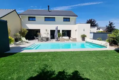 Image de Villa contemporaine avec piscine et jacuzzi - 5 chambres