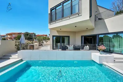 Image de Élégante villa 4 chambres avec piscine d'hydromassage, à proximité des plages