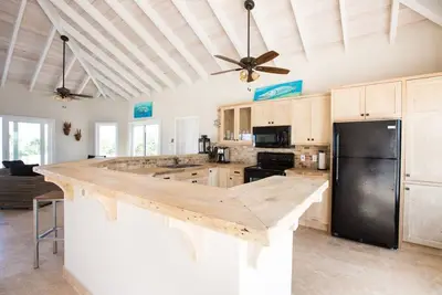 Image de Elemni for 10 people Ocean Front, Beach, Pool, Ac, Basic Car
