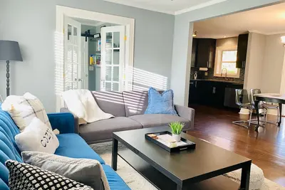 Image de 15min airport/Dwntwn Pet Friendly. Work Friendly.