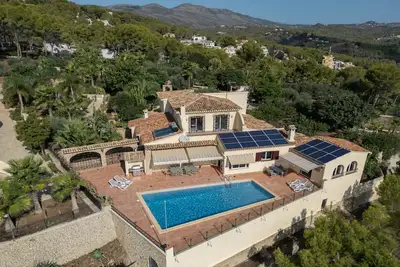 Ref 147) Grande villa bien entretenue à Calp(e) avec vue mer pour 10 personnes