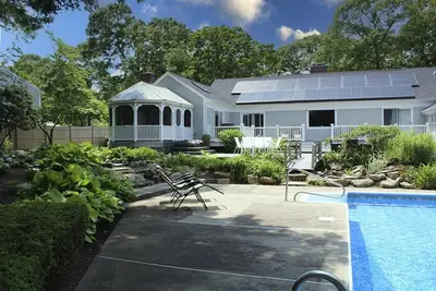 Image de Dromo Landing: 133-Ba  Picture Perfect Pool Property in a Quiet Cummaquid Neighborhood