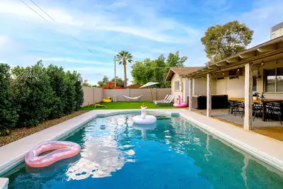 5 min from Old Town, Heated Pool, Hot Tub, Gameroom, Master Suite