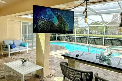 Image de House with heated pool, hot tub, golf course