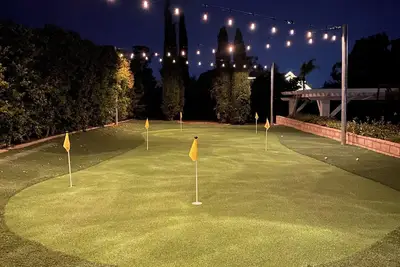 Image de Private modern barn custom home, mini golf, ping pong. sleeps 16. Best location.