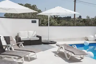 Image de Rome - Spacious apartment in villa with pool and barbecue, 1km from the sea