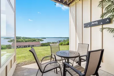 Image de Beautiful Walk-in Lake View Condo with Ha Features • Sunroom + Covered Patio