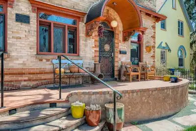 Image de Cozy Historic Duplex Located in the Heart of Denver -  Private Home Gym!