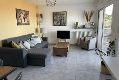 Image de T2 ensoleillé vue mer