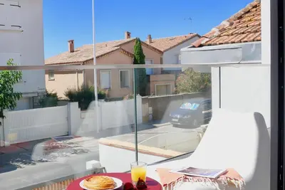 Image de Superbe T2 neuf climatisé 2nd ligne, balcon, jardin, prestations haut de gamme 1