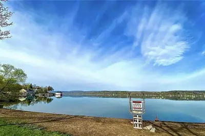 Image de Lakeview retreat with beach access. Stylish home just steps from Deep Run Beach.