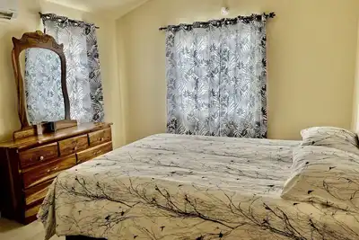 Cheerful 2-Bedroom House with free parking