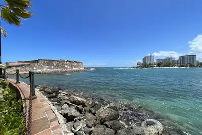 Image de Waterfront serenity in the heart of the city. . .