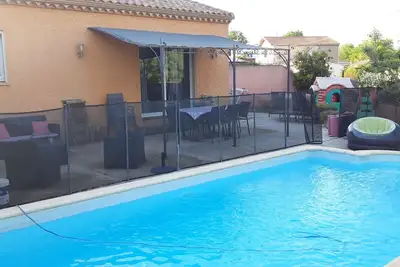 Agrèable villa, avec piscine privée, à 15 minutes des plages.
