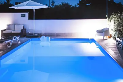 Image de Bright 2 bedroom apartment in villa with pool and barbecue, 1km from the sea