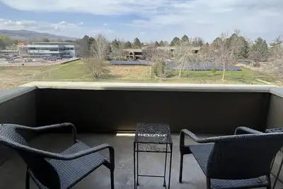 Image de Top-floor Condo with Mountain Views