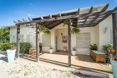 Beautiful villa in Grace Bay ( 2 minutes drive from Grace Bay Beach )