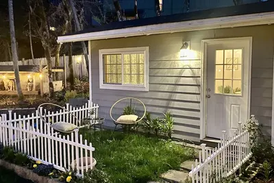 Image de Cute private cottage with the fenced yard shared patio, hot tub and a fire place