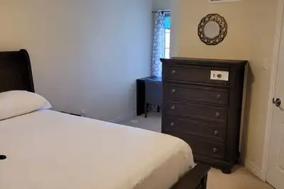 Image de Comfortable private room with bath in cozy Townhouse