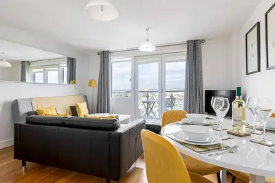 Honeybee - 9th Floor Apartment with Balcony Views