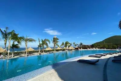 Image de Resort Style Appartement 3 chambreS/2sdb situe directement sur la plage. Vue mer.