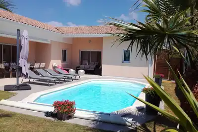 Image de Maison pour famille avec piscine chauffée