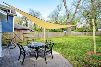 Image de *New* Gorgeous Beltline Bungalow Centrally Located