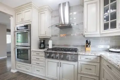 Image de Sleeps 8! | 3 Baths | Large Yard | Hot Tub | 10 min walk to the Beach