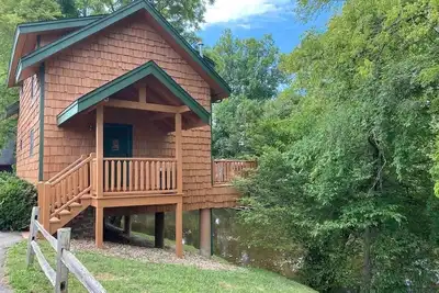 Image de Cabin on a river/Prime Location/Hot-tub/Pet-friendly/Easy flat access & roads!