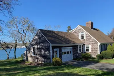 Image de Waterfront retreat, private yet minutes to town and beach. Sleeps 7, 3 bedrooms