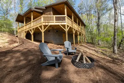 Image de Wraparound Balcony 🌟Private Hot Tub 🌟 Fire Pit 🌟 Spring Fever Getaway!