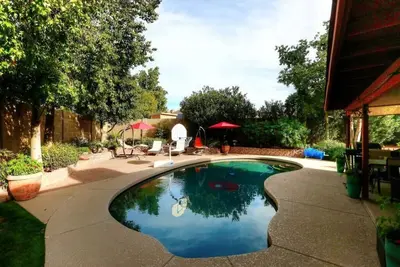 Image de Alta Mesa area with pool and hot tub